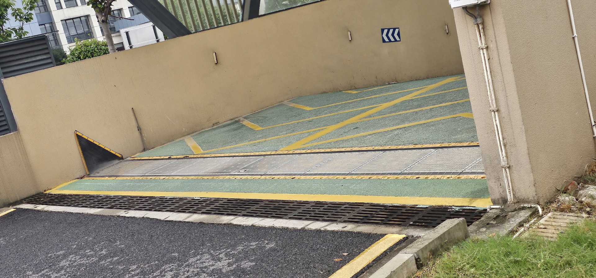 Automatic flood barrier