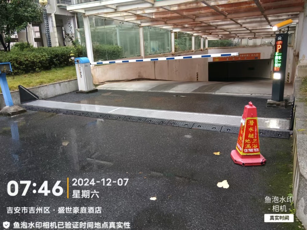 Fully automatic underground garage flood barrier