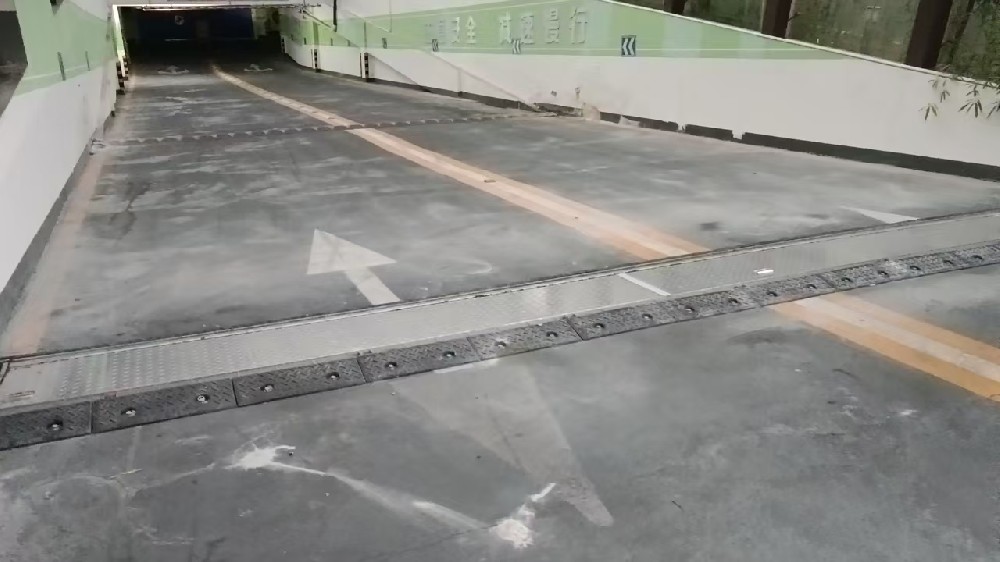 Fully automatic underground garage flood barrier